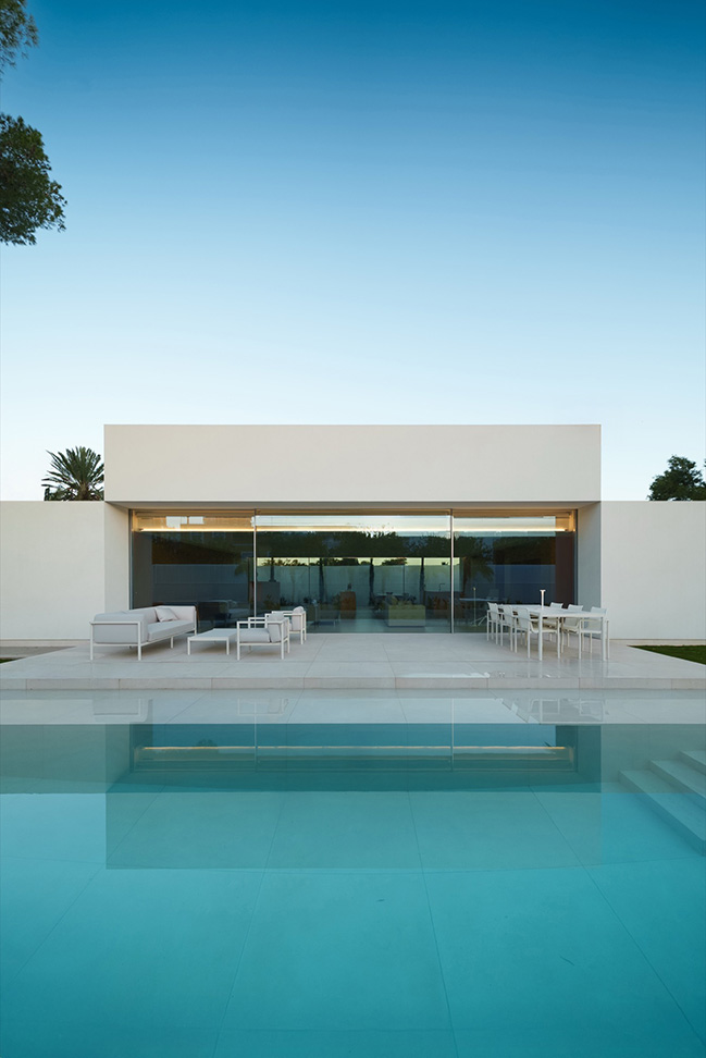 Cano House by Fran Silvestre Arquitectos