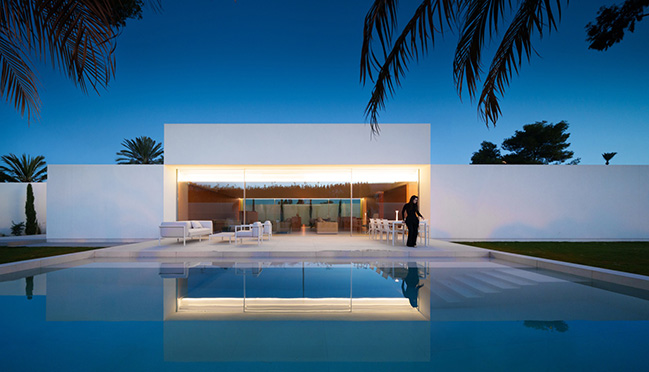 Cano House by Fran Silvestre Arquitectos