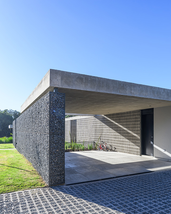 Gavión House by AR Arquitectos