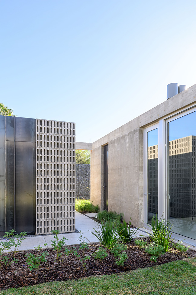 Gavión House by AR Arquitectos