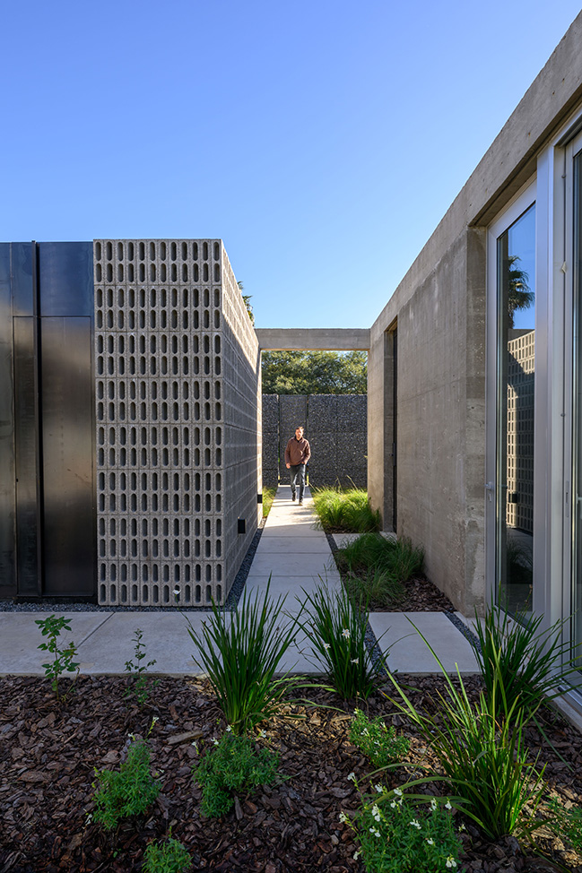 Gavión House by AR Arquitectos