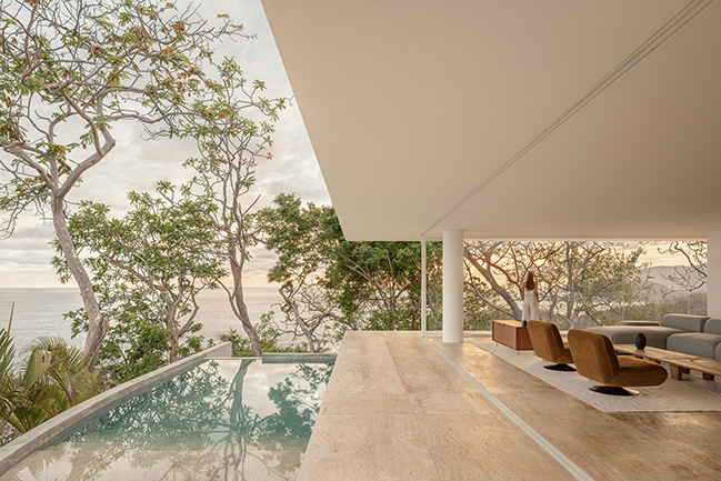 Minimalist Architecture in Dialogue with Nature / HW Studio