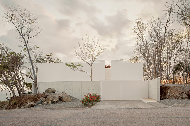 Minimalist Architecture in Dialogue with Nature / HW Studio