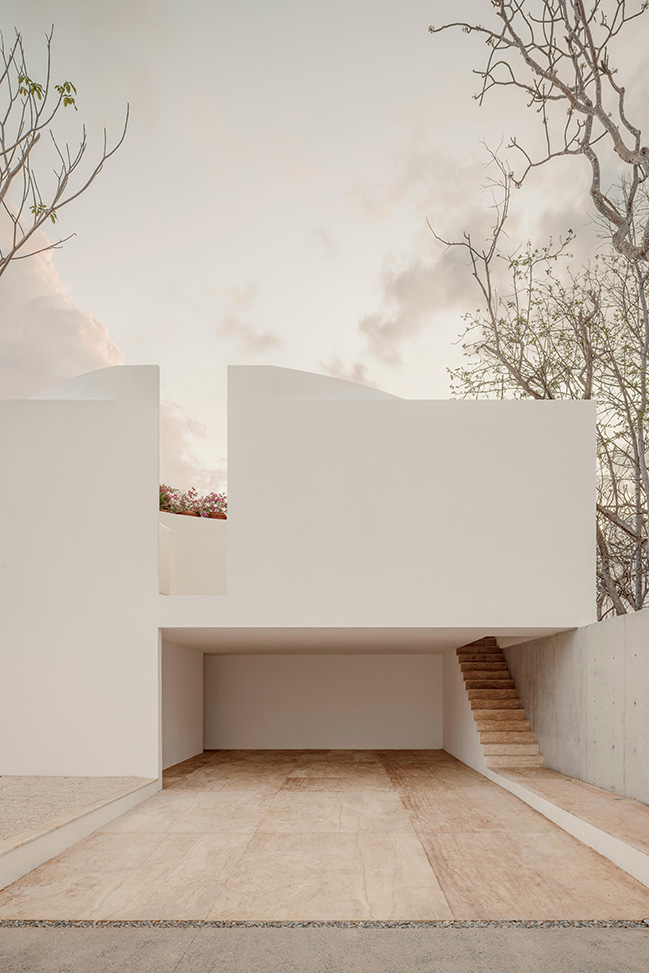 Minimalist Architecture in Dialogue with Nature / HW Studio