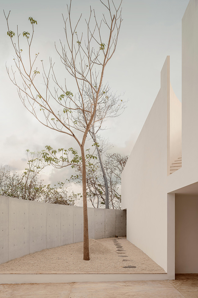 Minimalist Architecture in Dialogue with Nature / HW Studio