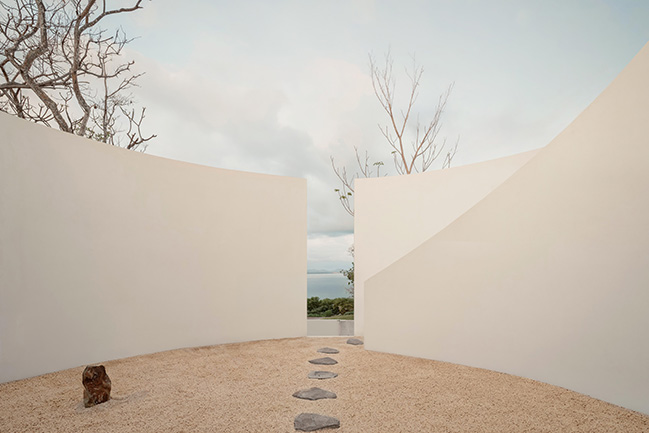 Minimalist Architecture in Dialogue with Nature / HW Studio
