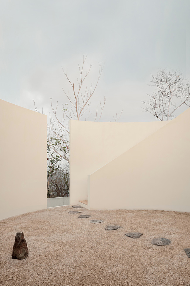 Minimalist Architecture in Dialogue with Nature / HW Studio