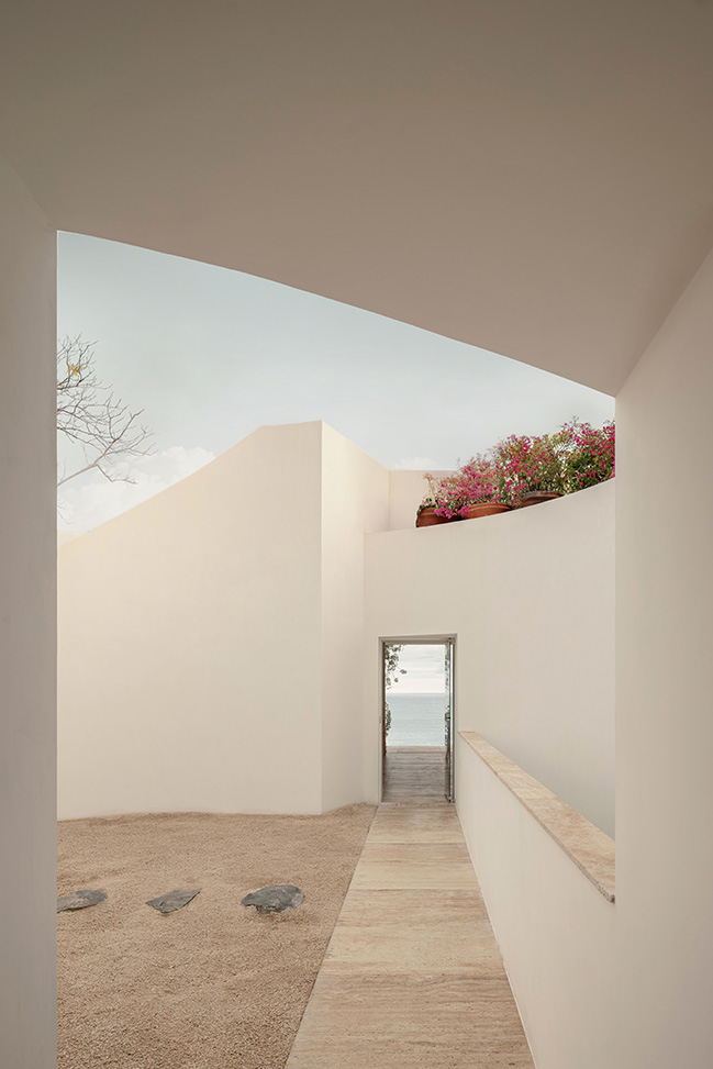 Minimalist Architecture in Dialogue with Nature / HW Studio
