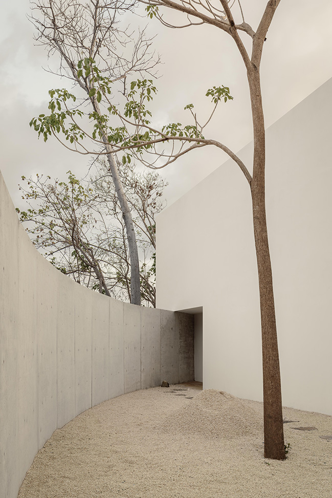 Minimalist Architecture in Dialogue with Nature / HW Studio
