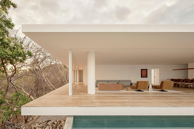 Minimalist Architecture in Dialogue with Nature / HW Studio