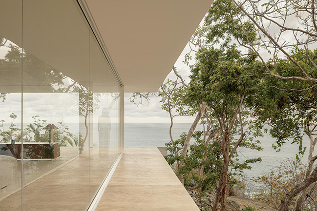Minimalist Architecture in Dialogue with Nature / HW Studio