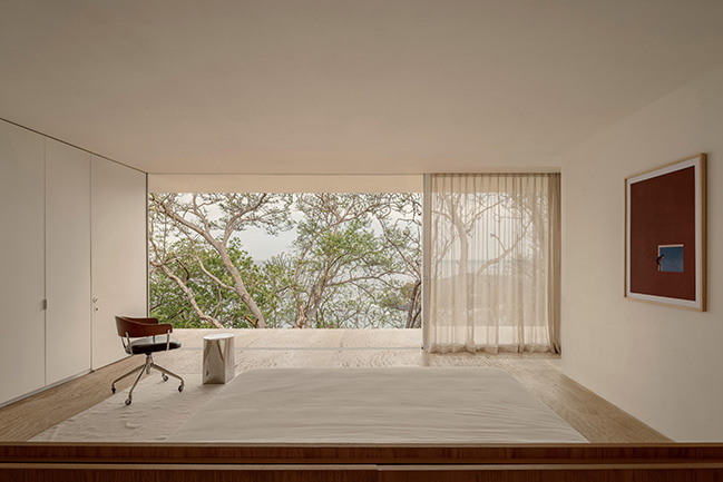 Minimalist Architecture in Dialogue with Nature / HW Studio