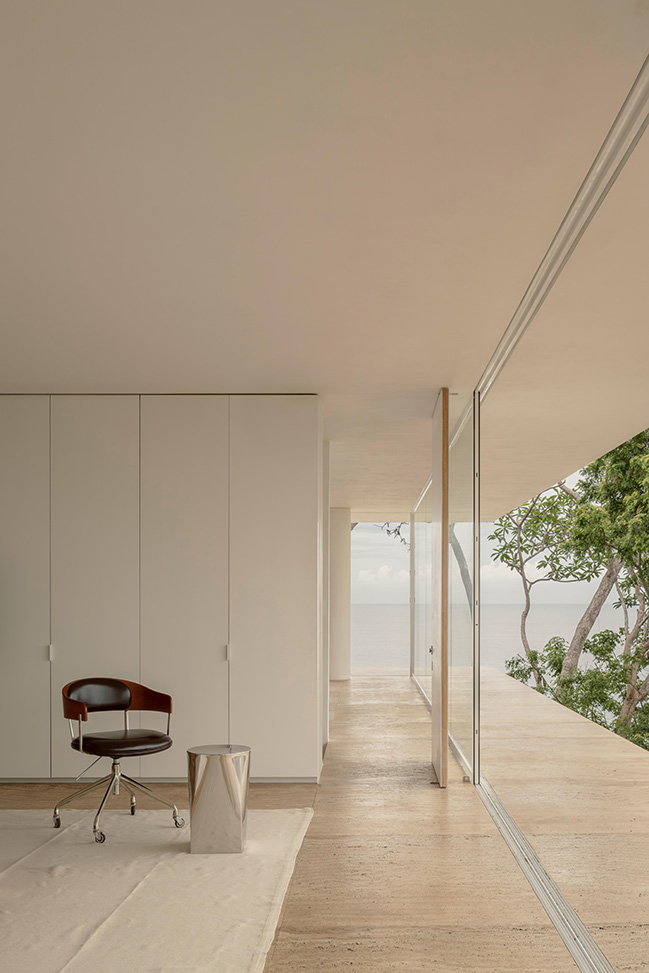 Minimalist Architecture in Dialogue with Nature / HW Studio