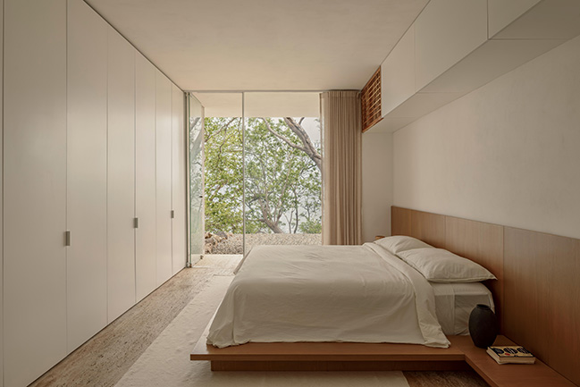 Minimalist Architecture in Dialogue with Nature / HW Studio