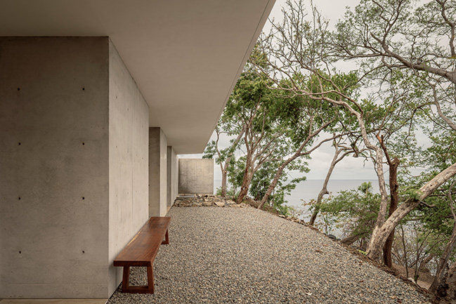Minimalist Architecture in Dialogue with Nature / HW Studio