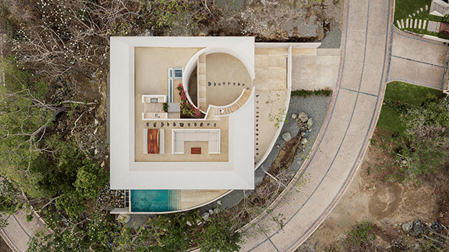 Minimalist Architecture in Dialogue with Nature / HW Studio