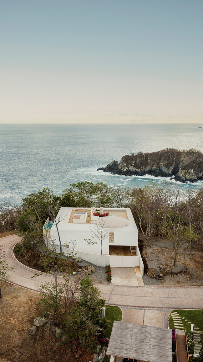 Minimalist Architecture in Dialogue with Nature / HW Studio