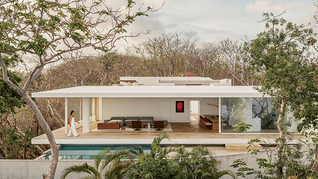 Minimalist Architecture in Dialogue with Nature / HW Studio