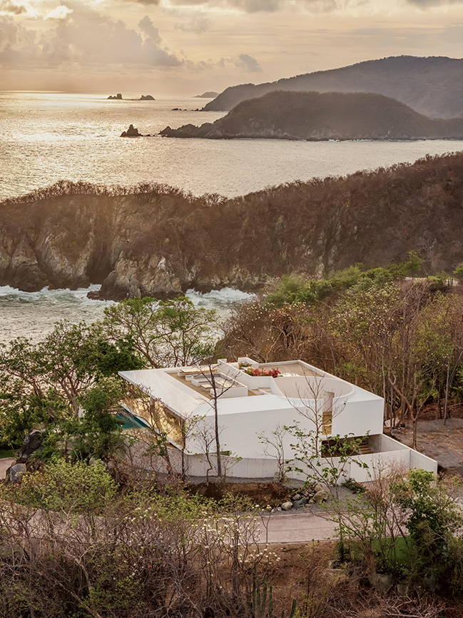 Minimalist Architecture in Dialogue with Nature / HW Studio